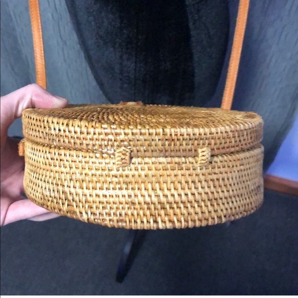 Large rattan round purse with leather strap - Picture 9 of 10